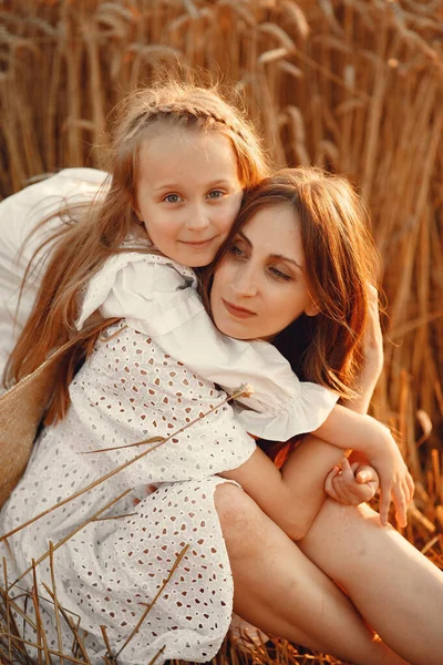 Mãe com filha em um campo de trigo — Fotografia de Stock