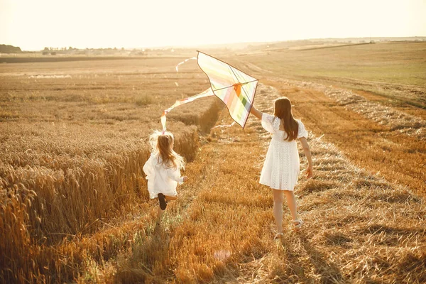 Madre con hija en un campo de trigo — Foto de Stock