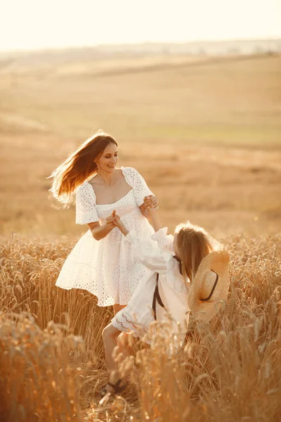 Mutter mit Tochter im Weizenfeld — Stockfoto