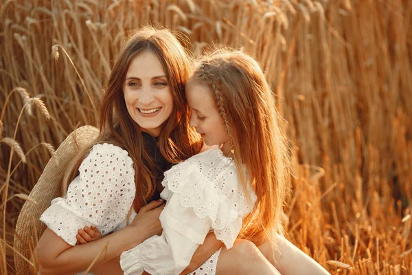 Anne ve kızı buğday tarlasında — Stok fotoğraf