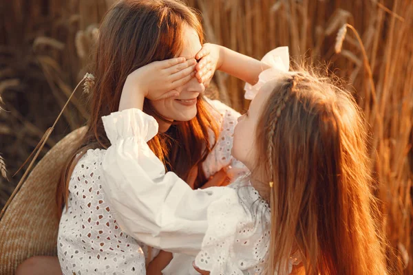 Anne ve kızı buğday tarlasında — Stok fotoğraf