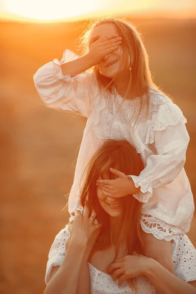 Mãe com filha em um campo de trigo — Fotografia de Stock