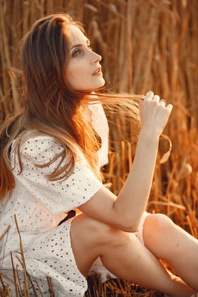 Krásná elegantní dívka v podzimní pšeničné pole — Stock fotografie