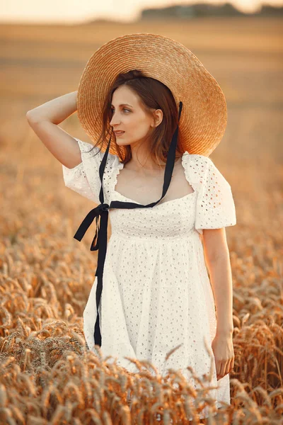 Hermosa chica elegante en un campo de trigo de otoño — Foto de Stock