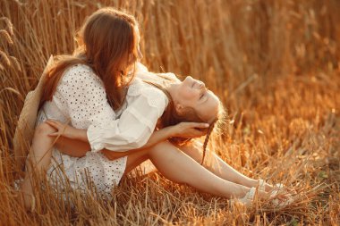 Anne ve kızı buğday tarlasında