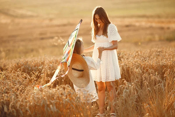 Matka z córką na polu pszenicy — Zdjęcie stockowe