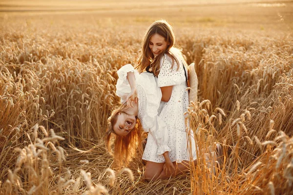 Mutter mit Tochter im Weizenfeld — Stockfoto