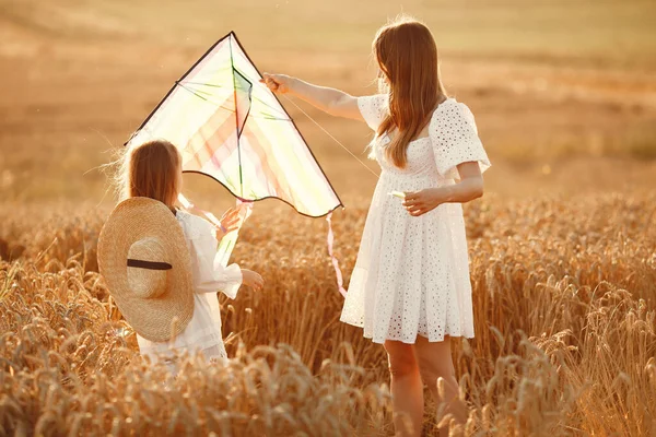 Madre con hija en un campo de trigo — Foto de Stock