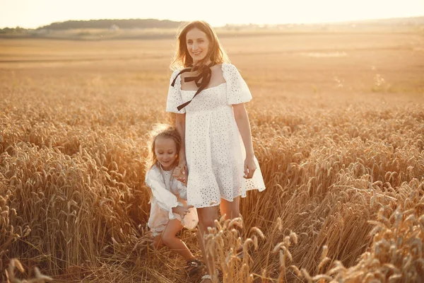 Mãe com filha em um campo de trigo — Fotografia de Stock