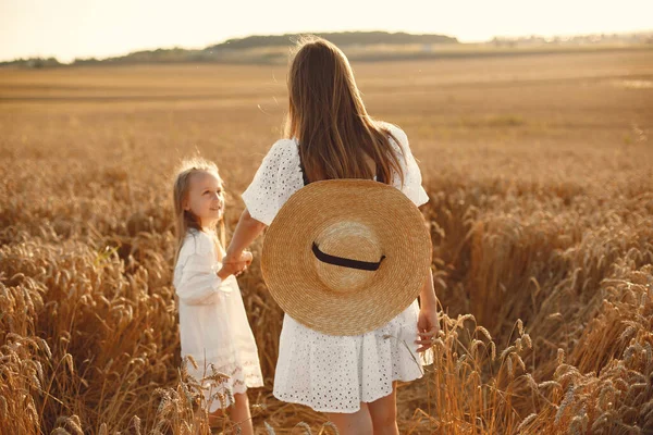 Madre con hija en un campo de trigo — Foto de Stock