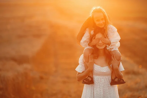 Mutter mit Tochter im Weizenfeld — Stockfoto