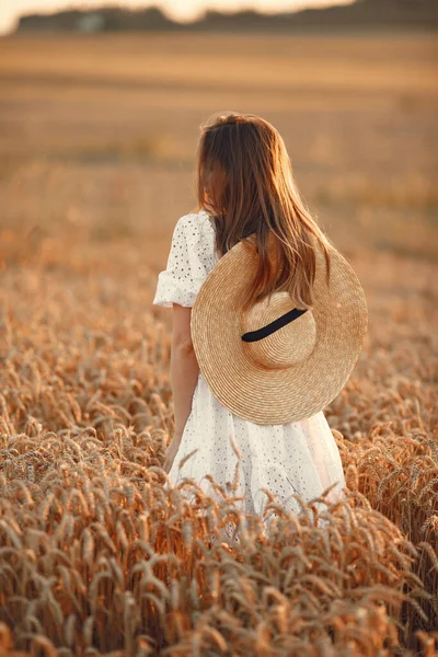 Hermosa chica elegante en un campo de trigo de otoño — Foto de Stock