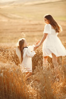 Anne ve kızı buğday tarlasında
