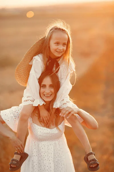 Mutter mit Tochter im Weizenfeld — Stockfoto