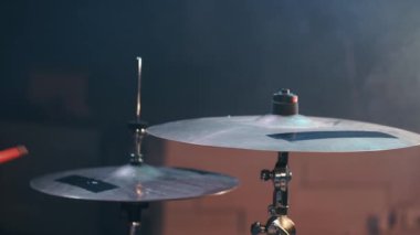 Karanlık bir kulüpte müzik aleti çalıyorum.