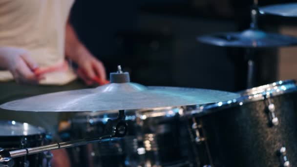 Suonare uno strumento musicale hi-hat in un primo piano di un club buio — Video Stock