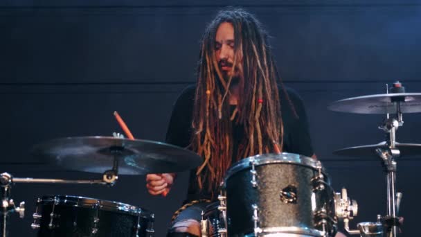 Talentvolle muzikant met dreadlocks spelen op drums in rook in een club — Stockvideo