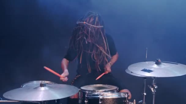 Talentvolle muzikant met dreadlocks spelen op drums in rook in een club — Stockvideo