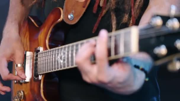 Closeup guitarrista realiza no palco com guitarra electro — Vídeo de Stock