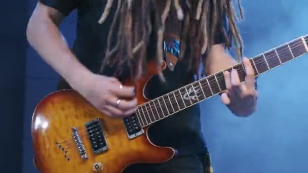 Guitarrista realiza en el escenario con electro guitarra en el humo — Vídeo de stock