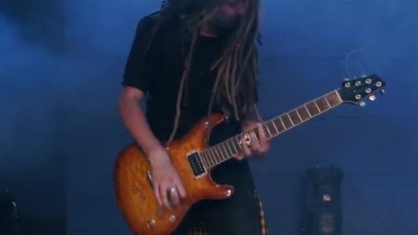 Guitariste sur scène avec guitare électro en fumée — Video