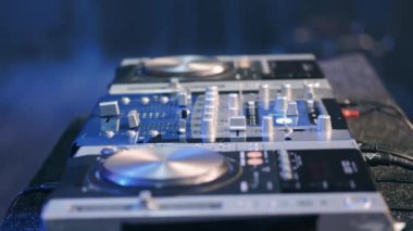 DJ ellerinin bir gece kulübünde müzik masasını kontrol etmesine yakın.