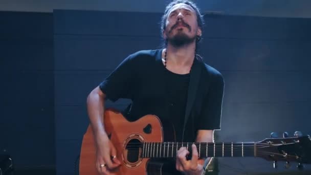 Śpiewak gra na gitarze akustycznej na koncercie — Wideo stockowe