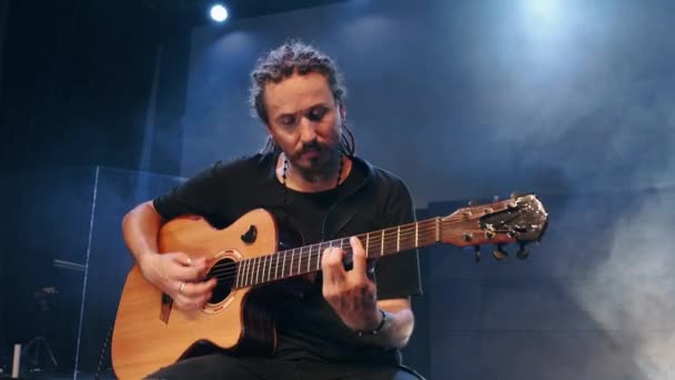 El cantante toca una guitarra acústica en un concierto — Vídeo de stock