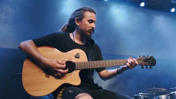 Il cantante suona una chitarra acustica ad un concerto — Video Stock