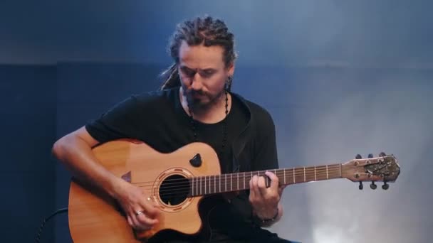 Il cantante suona una chitarra acustica ad un concerto — Video Stock