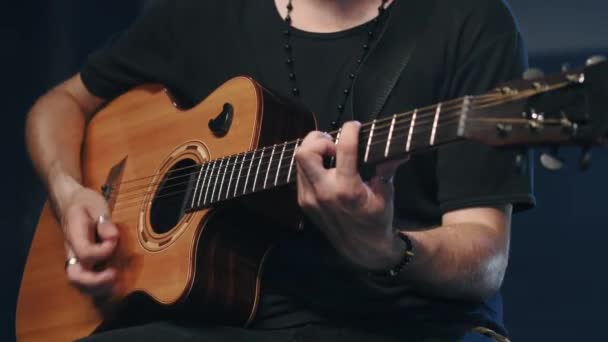 De zanger speelt een akoestische gitaar tijdens een concert — Stockvideo