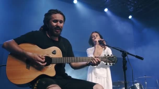 Cantora e musicista tocando guitarra no palco — Vídeo de Stock