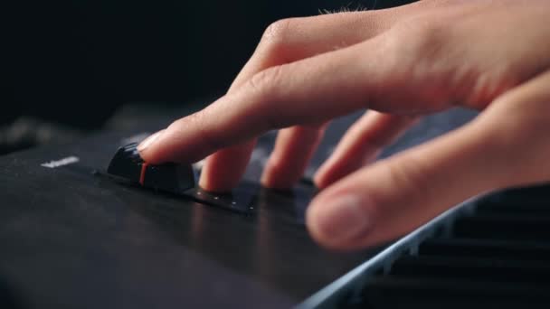 Weibliche Hände spielen eletrisches Klavier auf der Bühne — Stockvideo