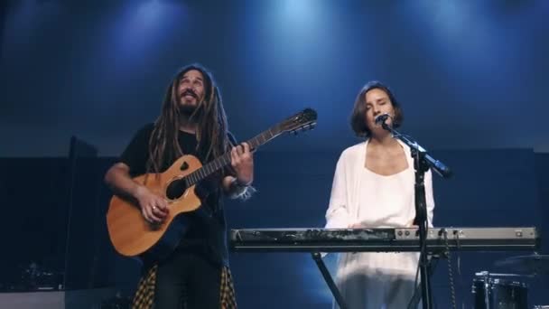 Penyanyi dan musisi perempuan tampil di atas panggung — Stok Video