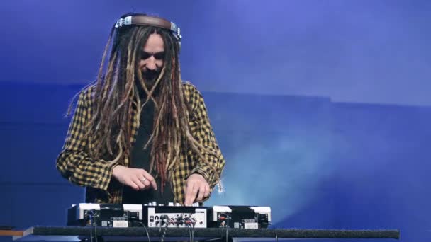 Club-DJ legt bei Party Musik auf Plattenteller auf — Stockvideo