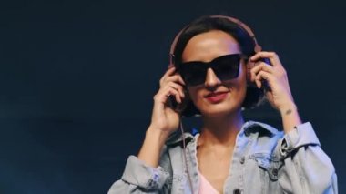 DJ kız diskoda müzik çalıyor.