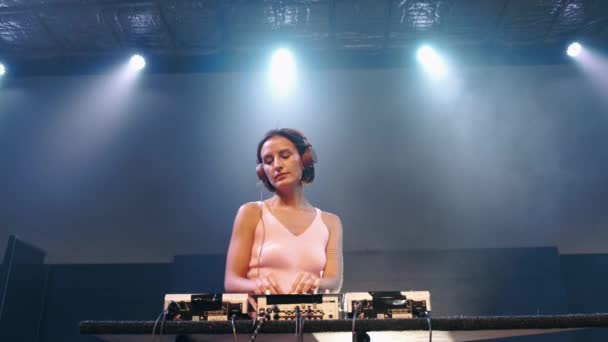 DJ kız diskoda müzik çalıyor. — Stok video