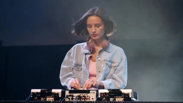 DJ-Mädchen spielt Musik in Disco-Club — Stockvideo