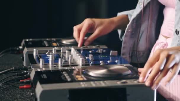 Dj chica jugando música en discoteca — Vídeos de Stock