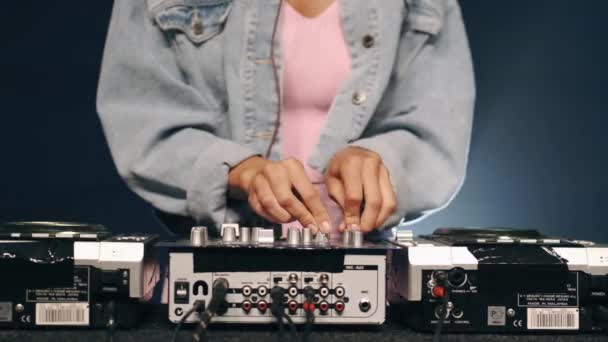 DJ lány zenél a disco klubban — Stock videók