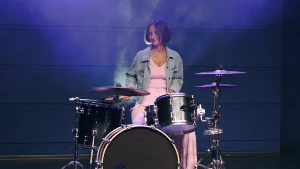 Jovem mulher elegante está tocando bateria no estúdio de música profissional — Vídeo de Stock