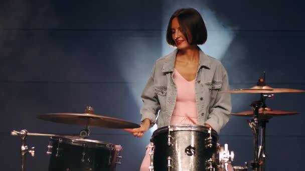 Молодая стильная женщина играет на барабанах в профессиональной музыкальной студии — стоковое видео
