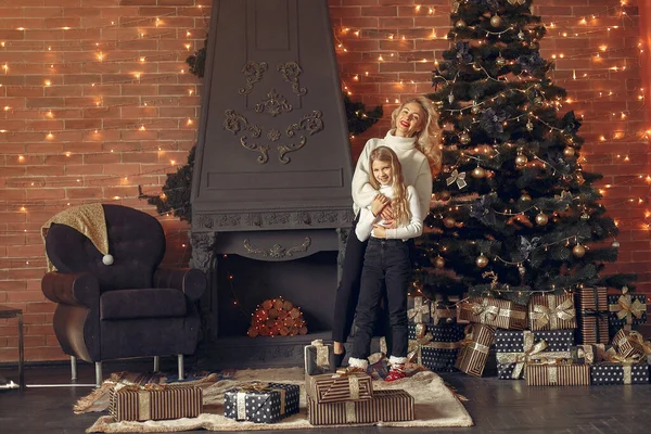 Madre con figlia carina a casa vicino all'albero di Natale — Foto Stock