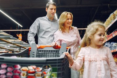 Aile süpermarketten alışveriş yapar.