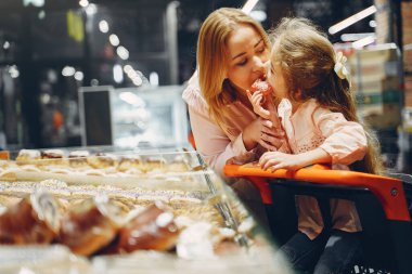 Aile süpermarketten alışveriş yapar.