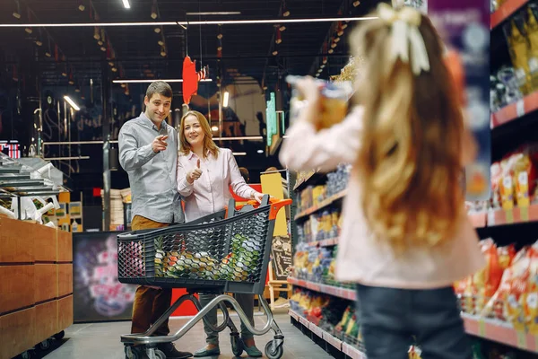 La familia compra alimentos en el supermercado — Foto de Stock