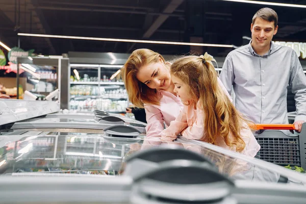 La famille achète des produits alimentaires au supermarché — Photo