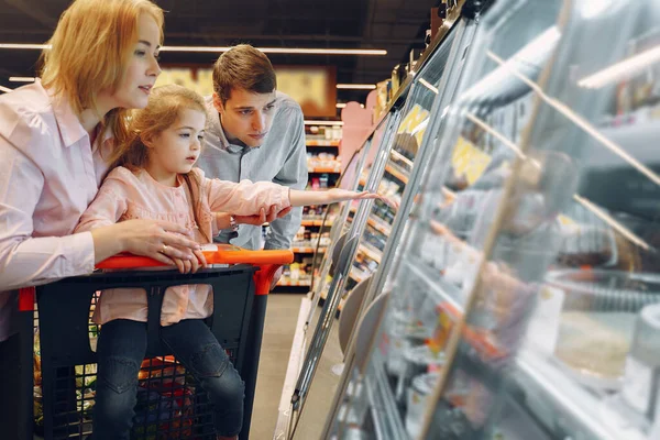 La familia compra alimentos en el supermercado — Foto de Stock