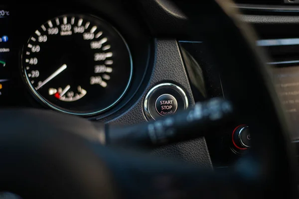 Motoru çalıştırma düğmesi arabada