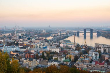 Şehirde gün batımı kuşların gözü önünde